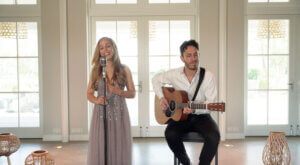 Akoestisch duo tijdens huwelijksceremonie