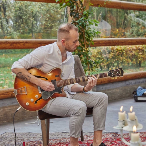 Bas on Guitar